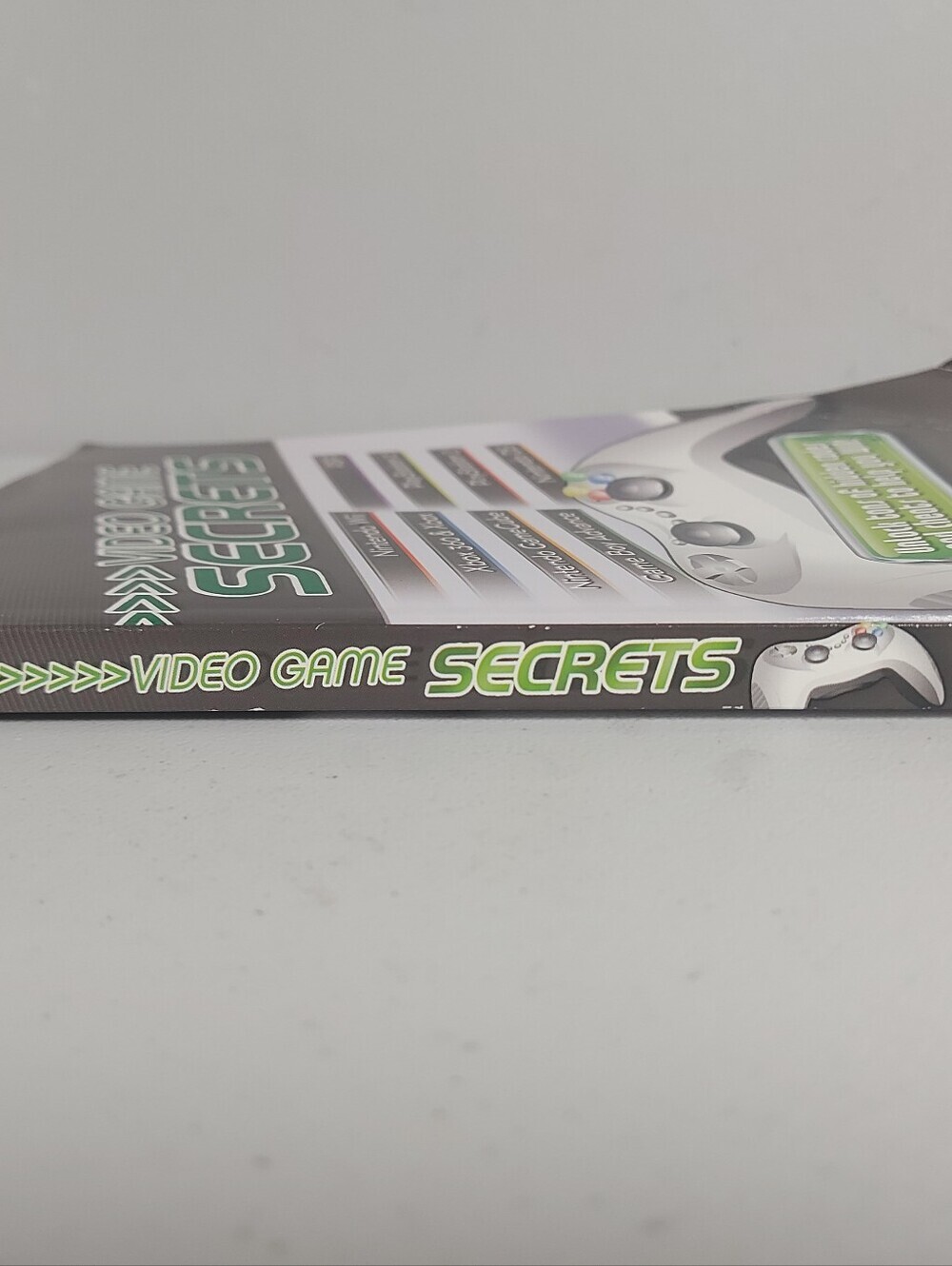 Video Game Secrets Guide - White & Green - Picture 3 of 7